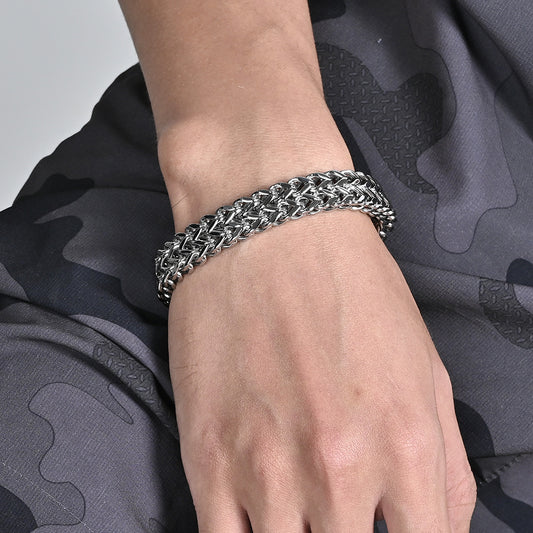 Model draagt Aegis Steel Bracelet, gepolijste minimalistische sieraden van titaniumstaal voor mannen en vrouwen