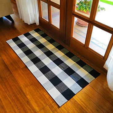 Cotton buffalo plaid rug – timeless checkered design for living room or entryway.