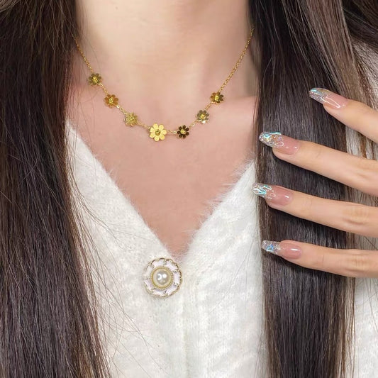 Model draagt Solara Chrysanthemum ketting, titanium stalen bloemenhanger unisex sieraad met gepolijste afwerking