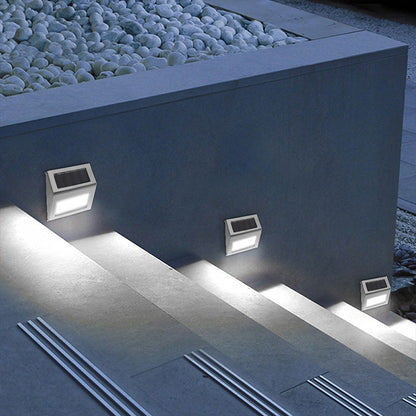 Warm and white light options for the solar 6 LED step lamp, ideal for lighting outdoor stairs and creating ambiance.