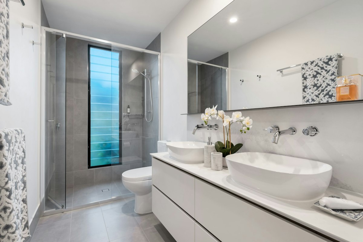 White ceramic basin and round mirror in a clean bathroom