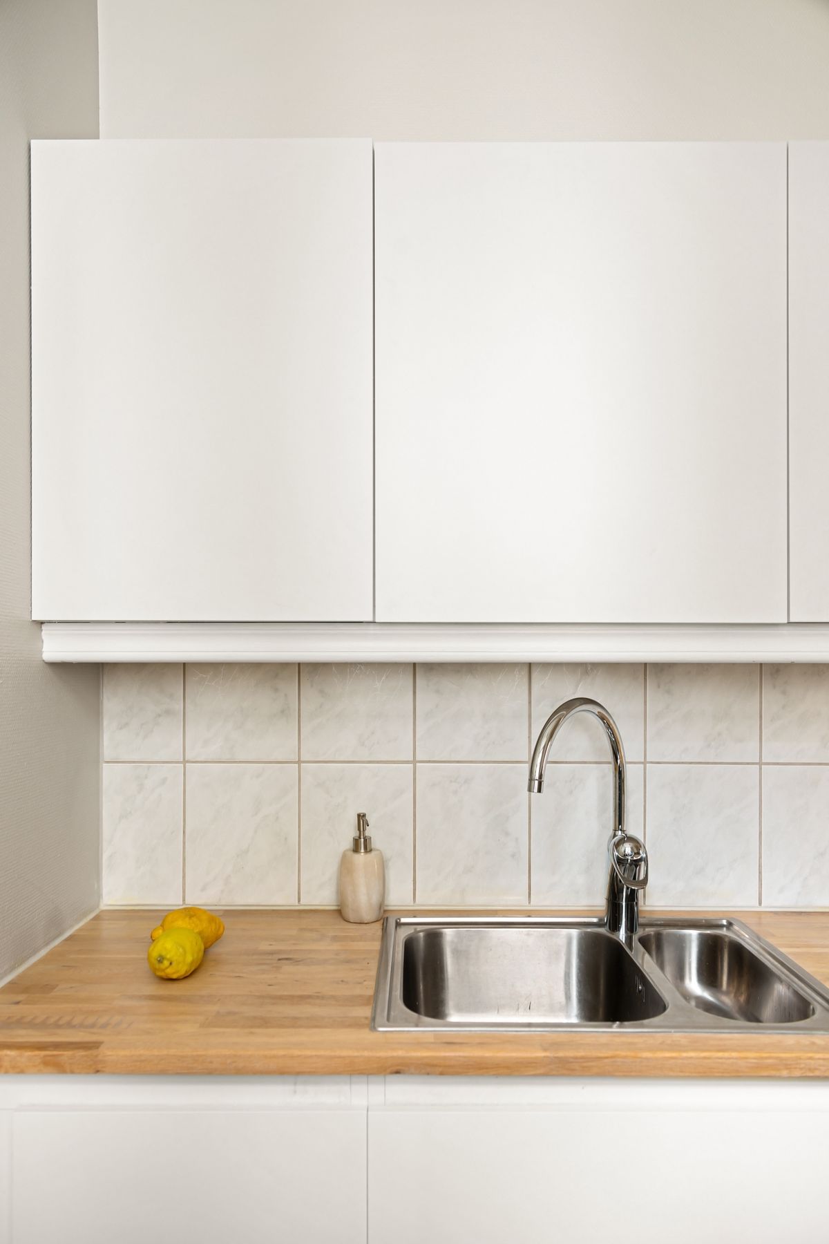 Modern white kitchen with handleless cabinetry and a clean worktop